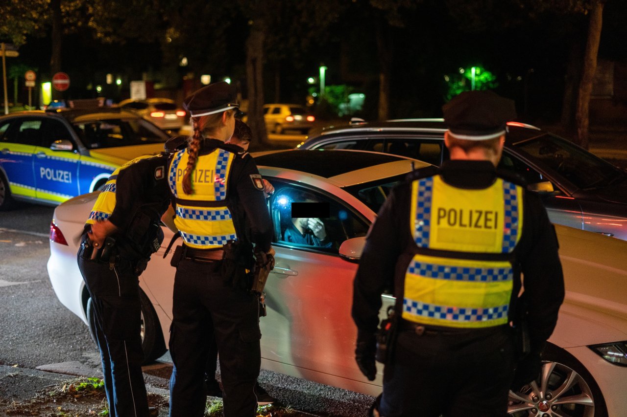 Hamburg: Mann Baut Unfall – Beifahrer Stellt Polizei Vor Ein Rätsel ...