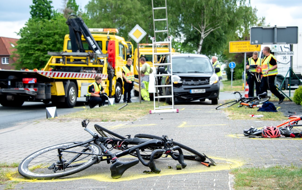 Bremen: Mann Missachtet Vorfahrt Und Rammt Auto – Radfahrer Tot - Moin.de