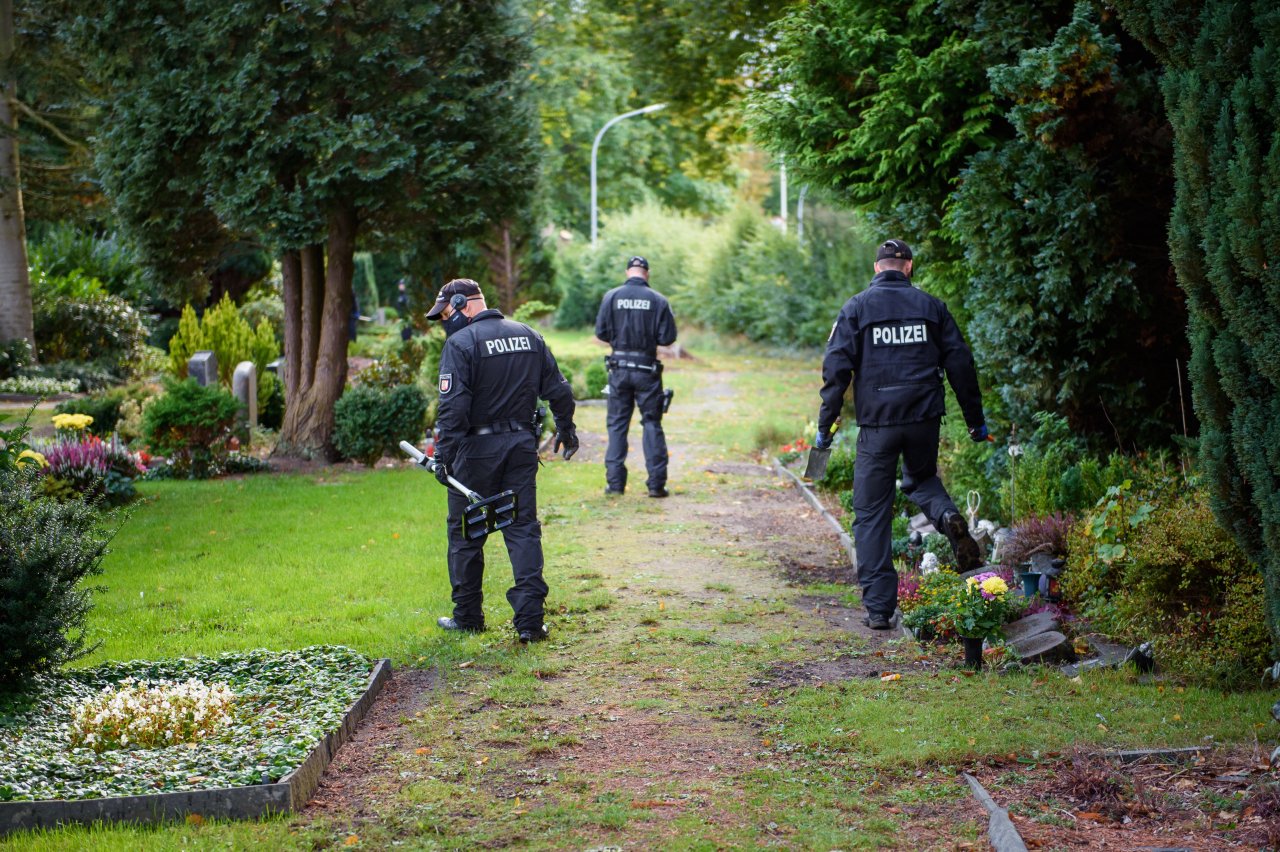 Schleswig-Holstein: Frau Getötet – Polizei Sucht Auf Friedhof Beweise ...