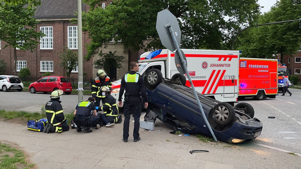 Hamburg: Horror-Crash! Auto überschlägt Sich, Vier Verletzte - Moin.de