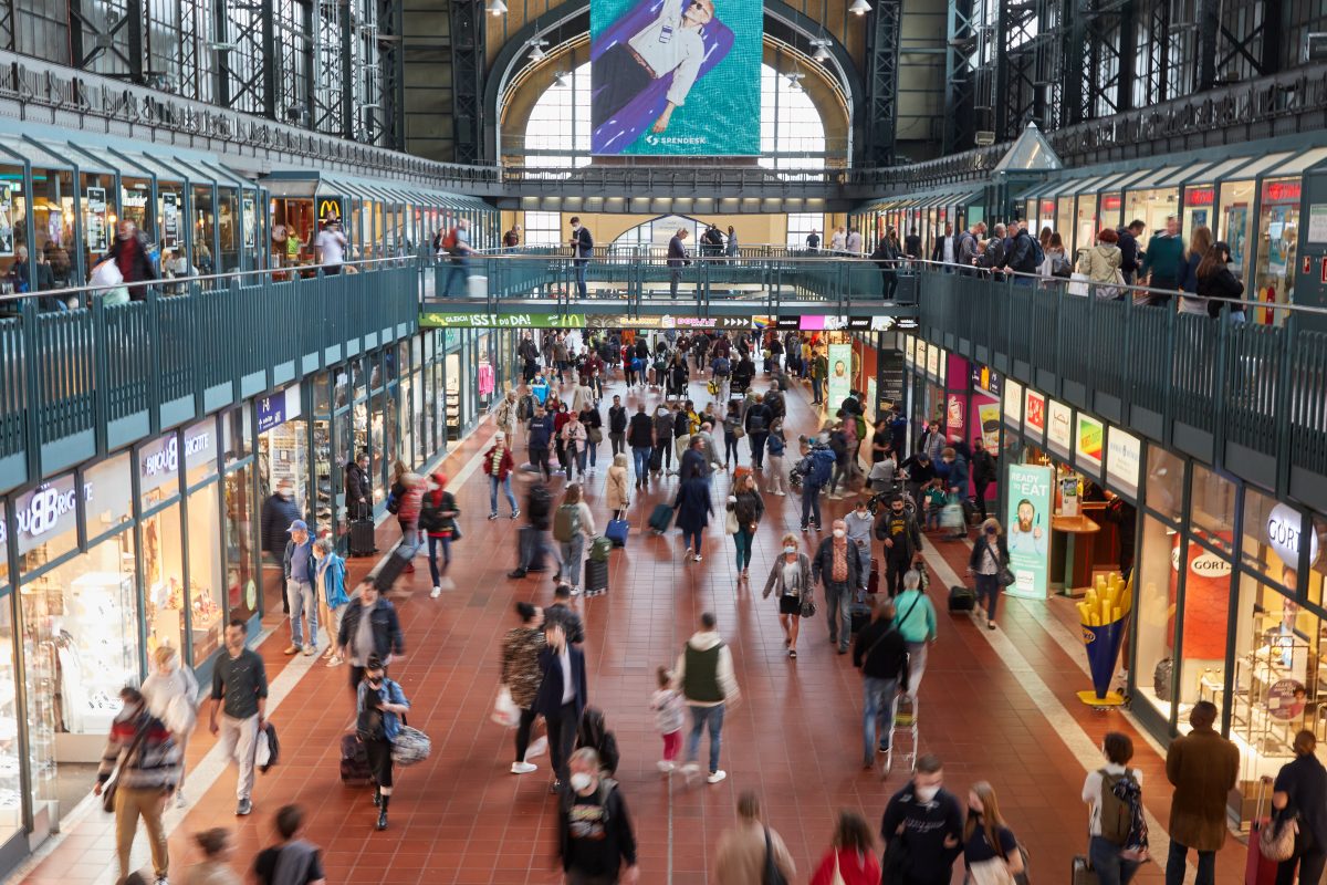 Hamburg: Mann Liegt Auf Treppe Im Hauptbahnhof - Jetzt Sitzt Er Im ...