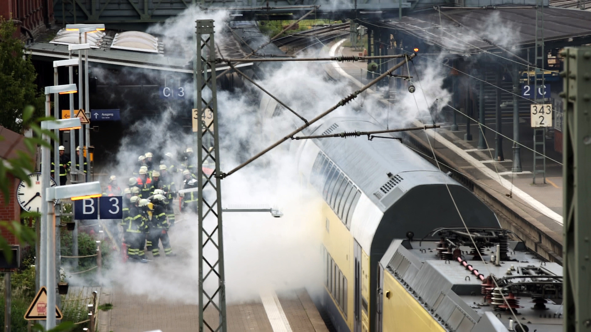 Hamburg: Schreckmoment Im Zug! Lauter Knall Legt Bahnverkehr Lahm ...