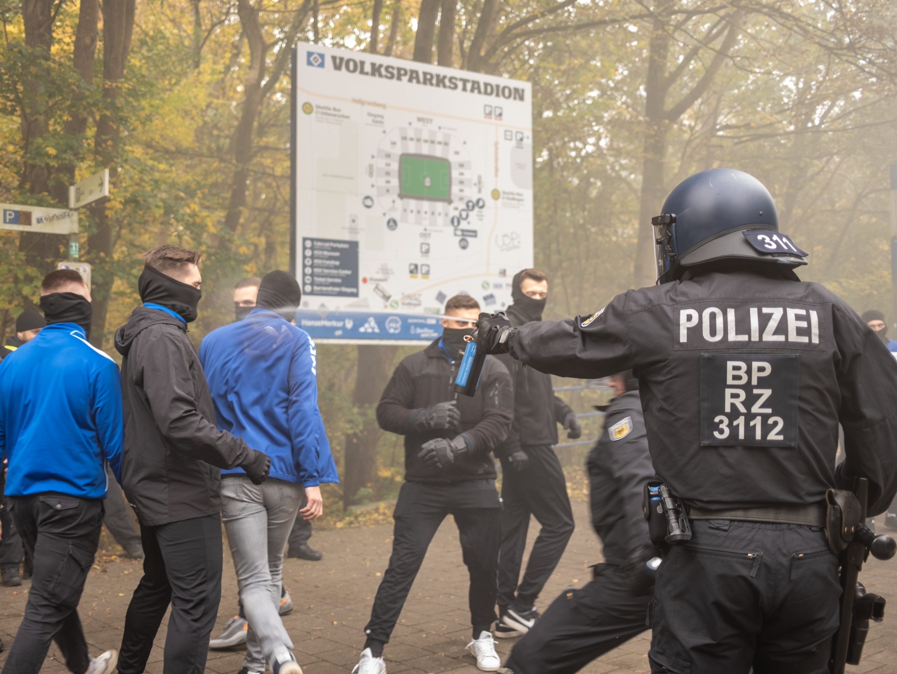 Hamburg: Knapp 500 Jugendliche Im Krawall-Modus – Die Polizei Freut's ...