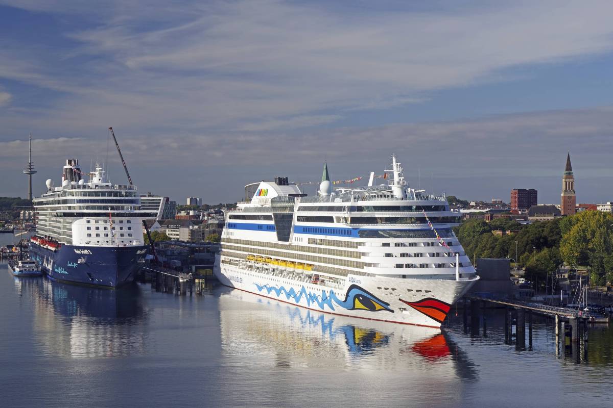 Die Schiffe "Mein Schiff" und "Aida Luna" in einem Hafen.