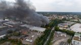 Bootshalle in Flammen: Schwarze Rauchwolke über Hamburg.