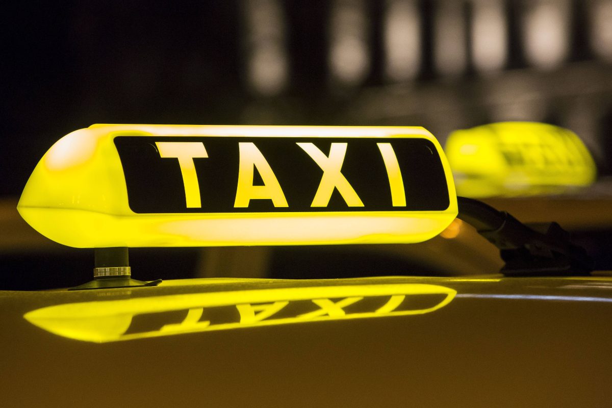 Ein Taxi vor dem Hauptbahnhof in Hamburg.