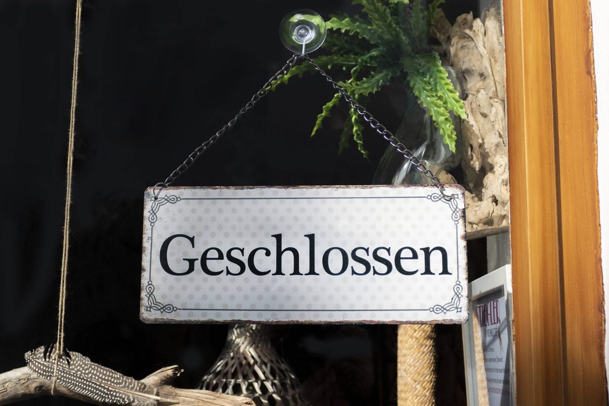 Ein "Geschlossen"-Schild in einem Laden, Symbolbild