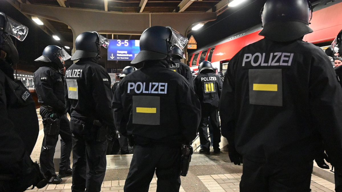 Die Polizei an einem Bahnhof in Hamburg, Symbolbild.