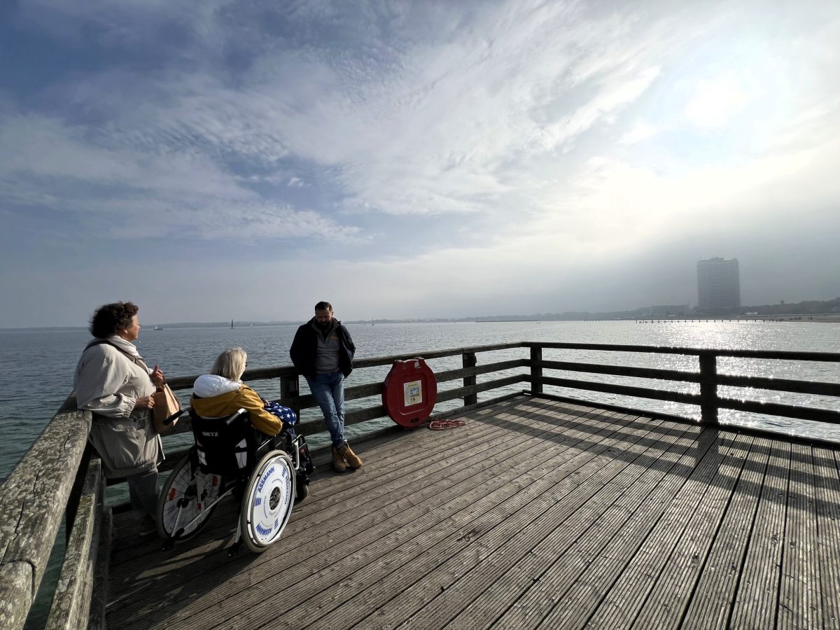 Ostsee-Frau-f-hrt-voll-Freude-ans-Meer-sie-wird-es-nie-wieder-sehen