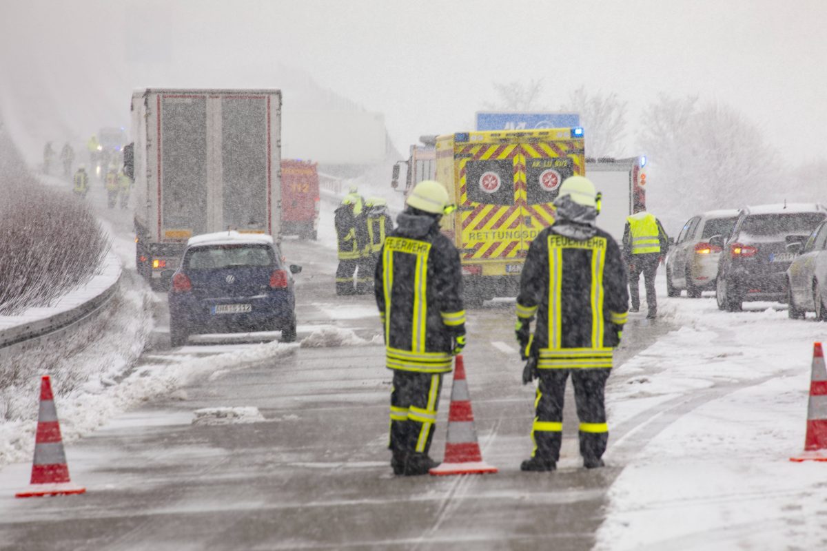 Nordsee-und-Ostsee-Schneechaos-f-hrt-zu-Unf-llen-mehrere-Menschen-verletzt