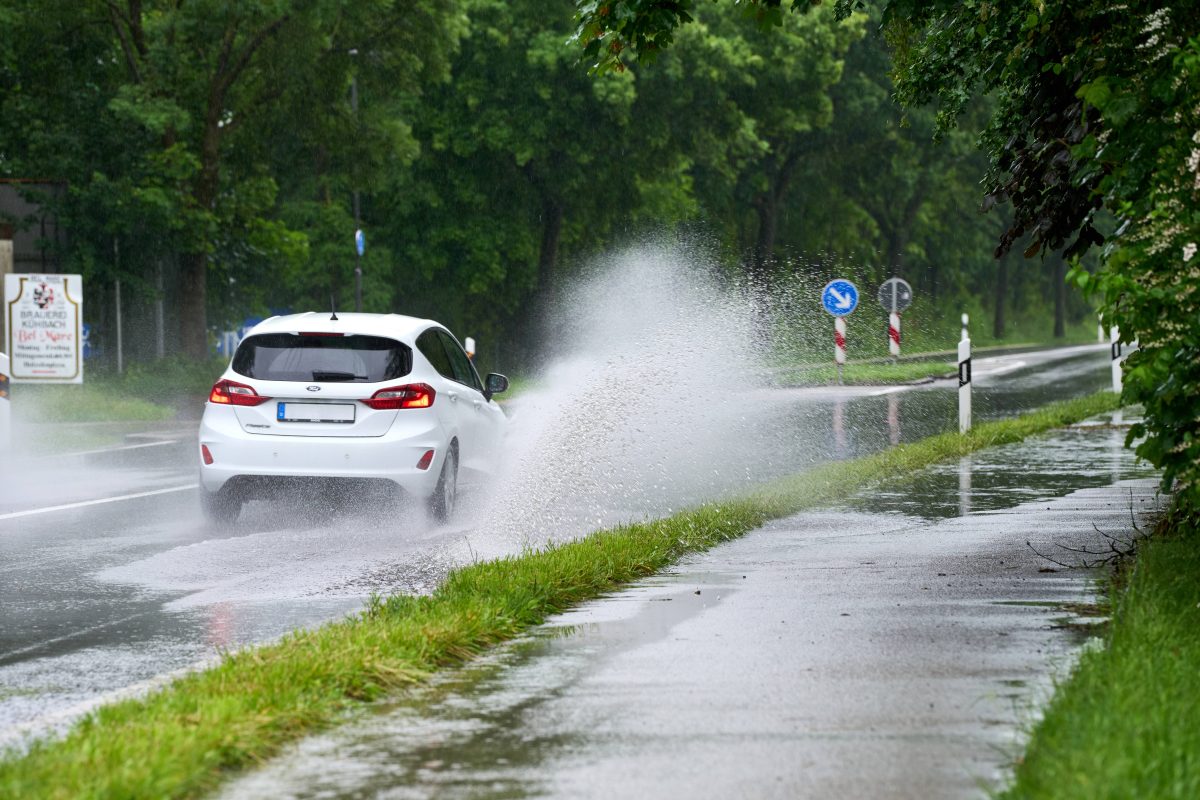 Ein Auto fährt, Symbolbild