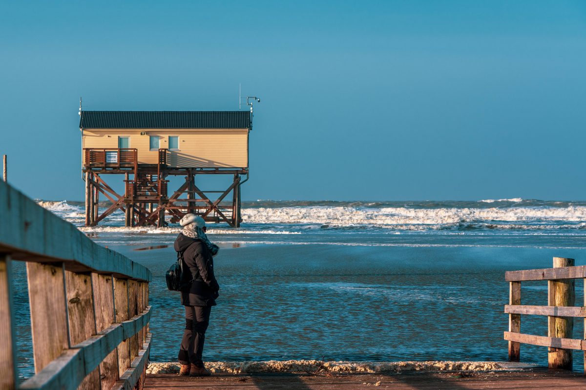 Frau an der Nordsee, Symbolbild