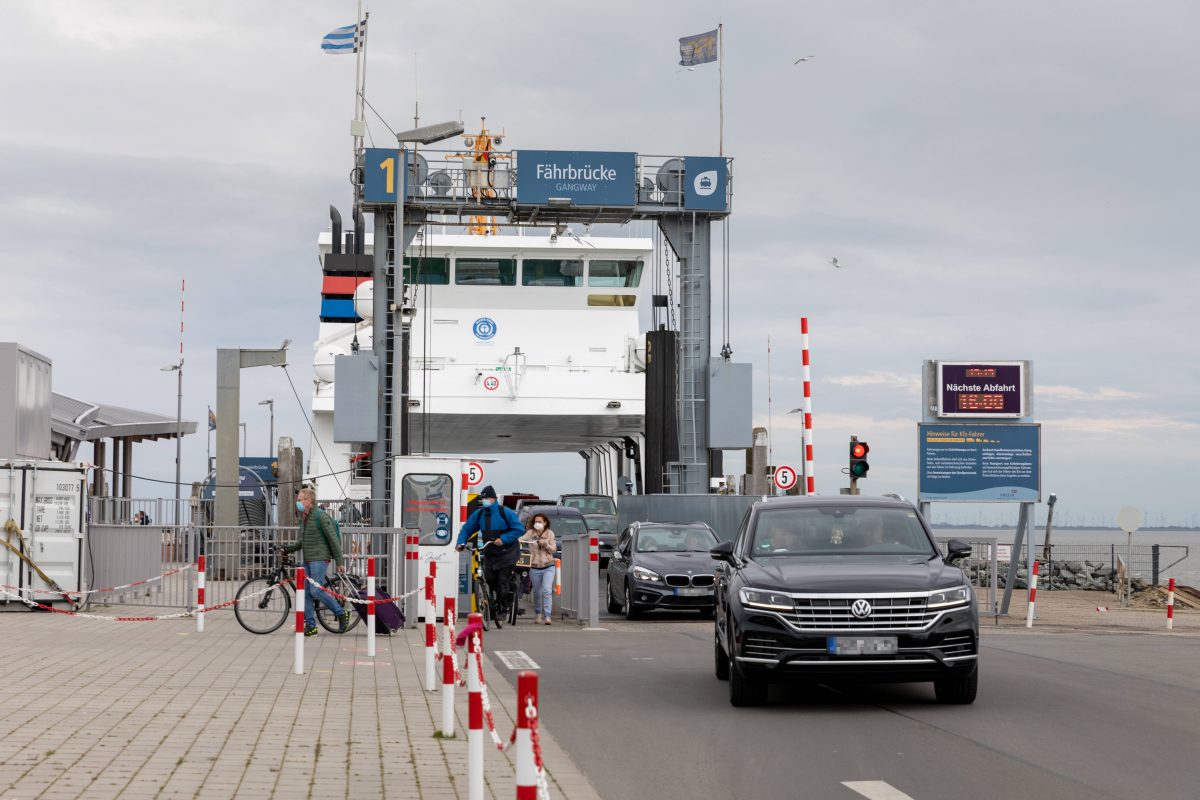 Autos fahren von der Fähre auf die Insel Norderney.