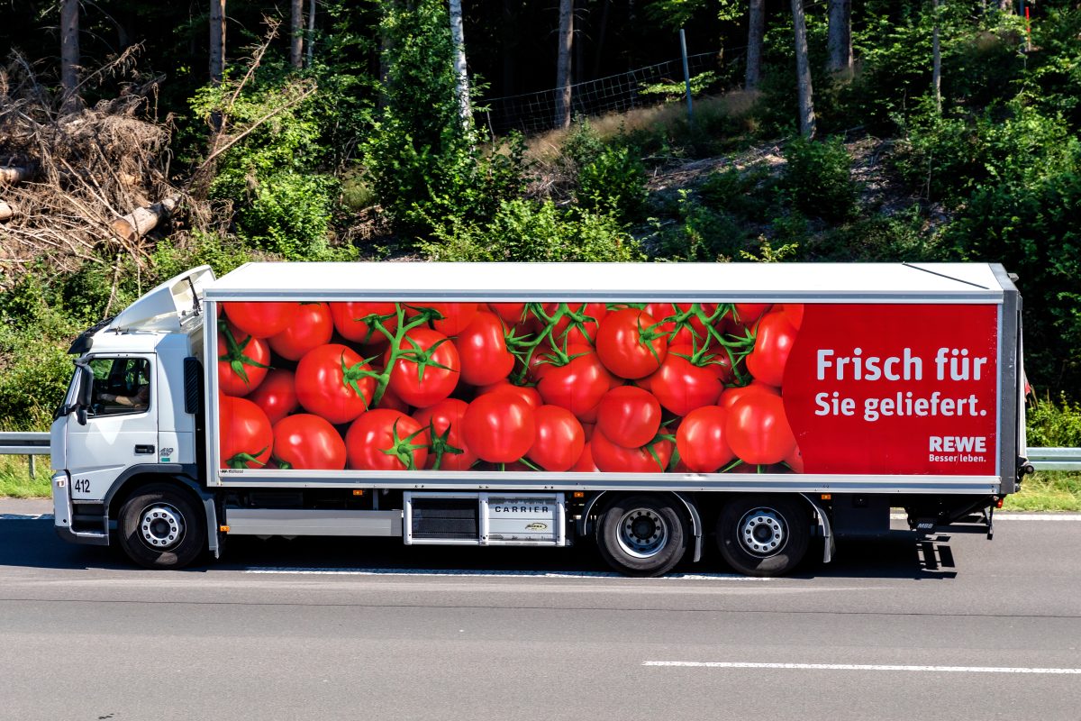 Ein Rewe-Spediteur packt aus.