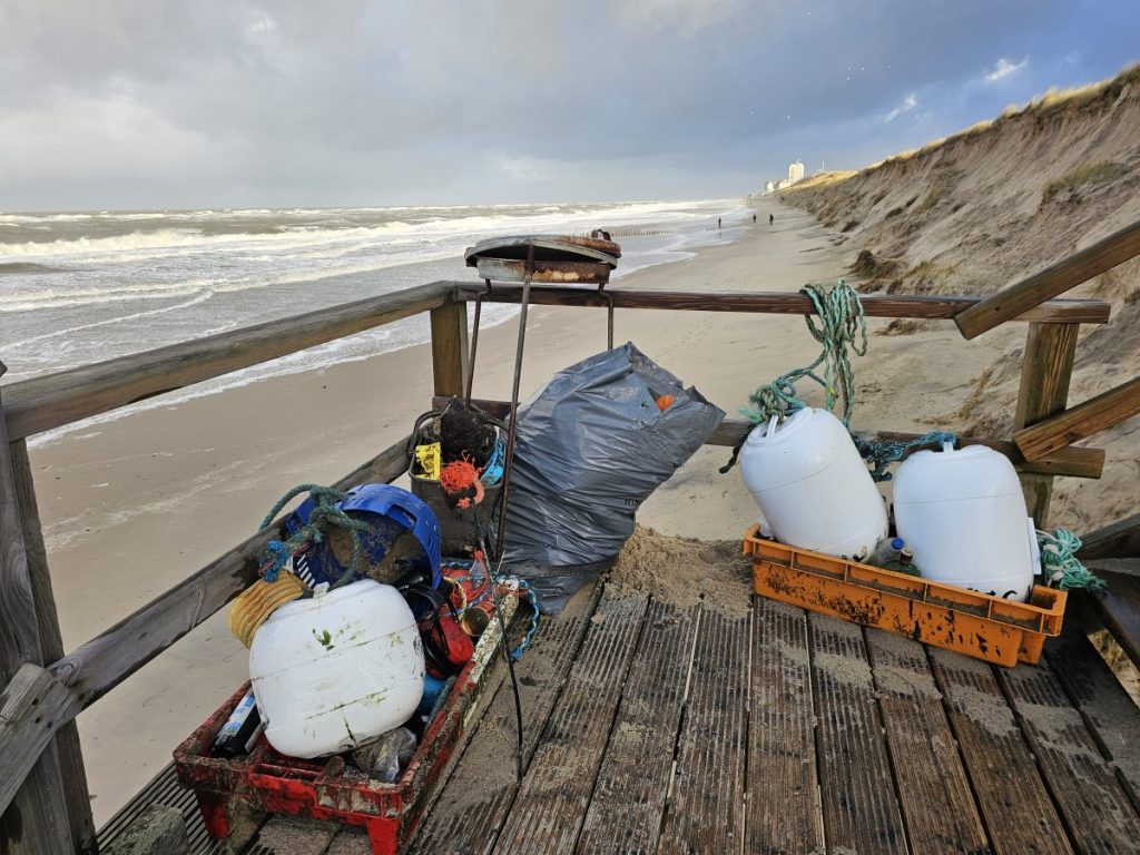 Die Aufräumarbeiten am Strand von Sylt.