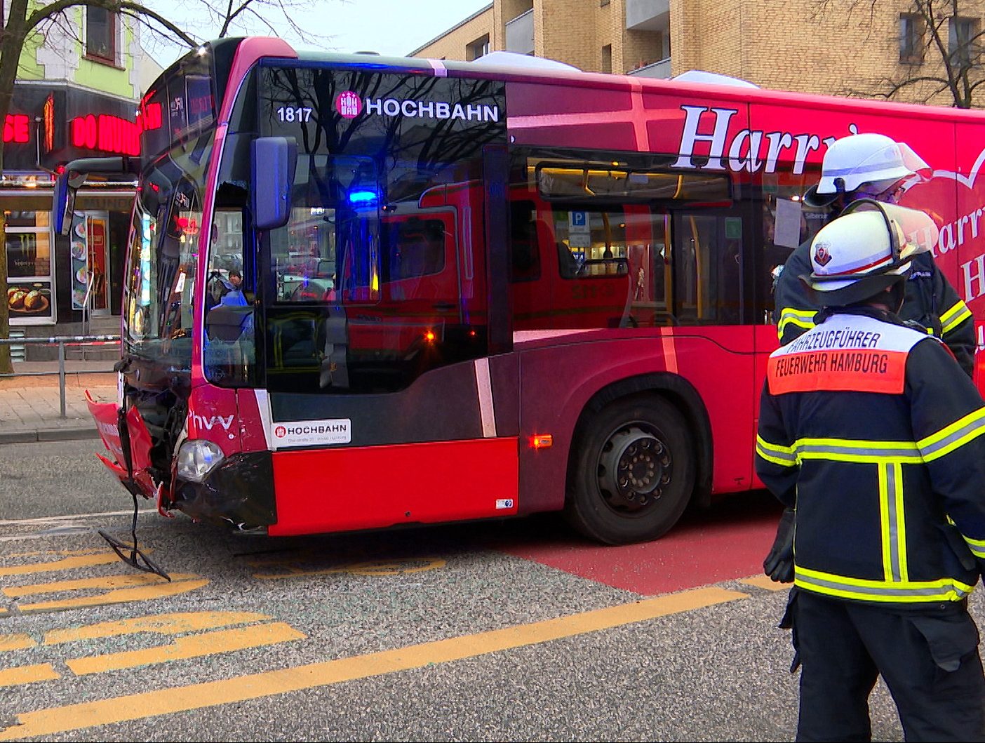 Hamburg-Reeperbahn-Mann-nimmt-Bus-die-Vorfahrt-5-Kinder-verletzt-