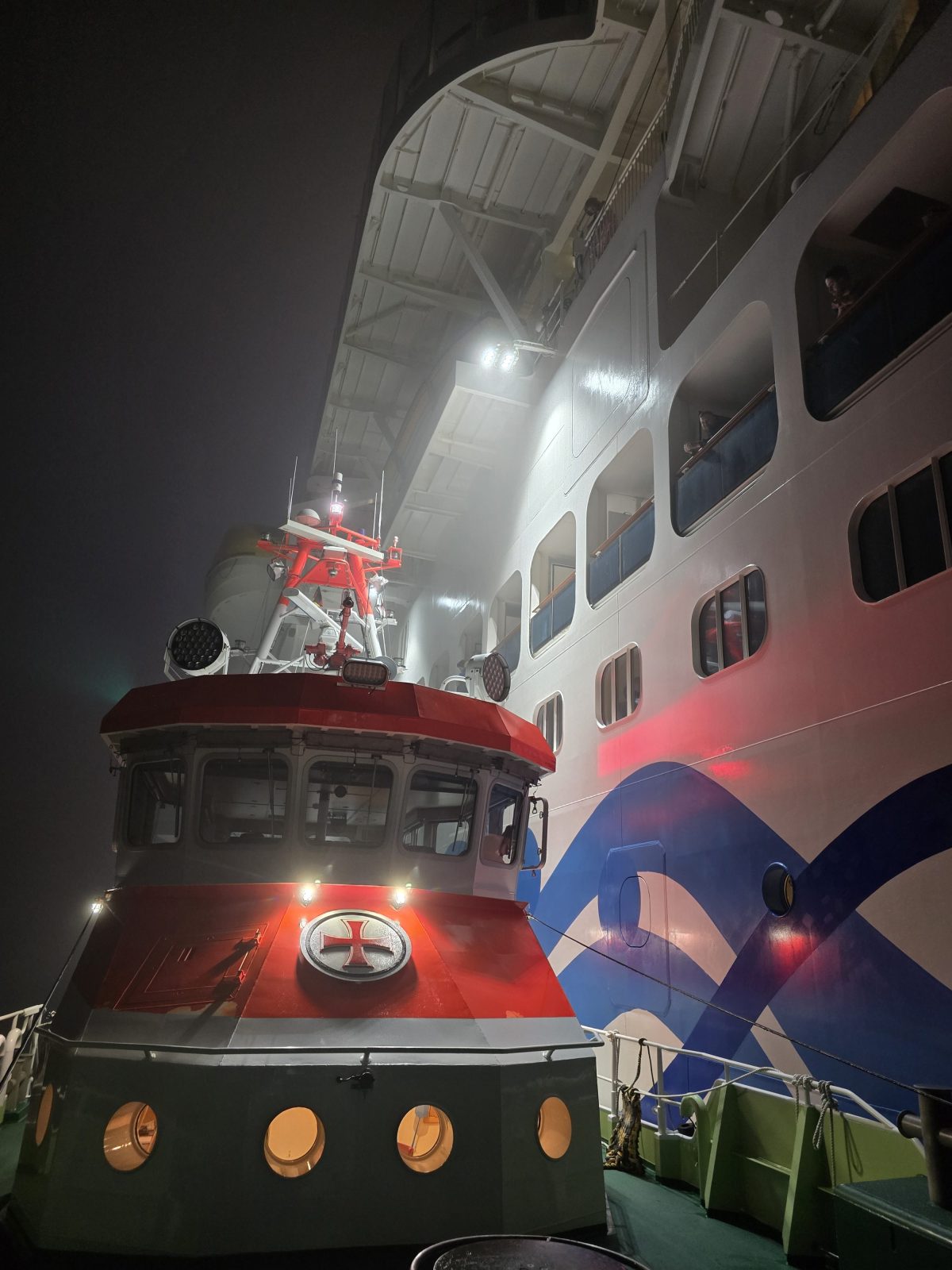 Der Seenotrettungskreuzer ANNELIESE KRAMER der DGzRS liegt lÃ¤ngsseits des Kreuzfahrtschiffes â€žAidanovaâ€œ und nimmt einen schwer erkrankten Passagier an Bord. Foto: Die Seenotretter